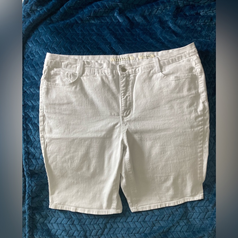 Jones New York Sutton White Jean Bermuda Shorts. Size 18W